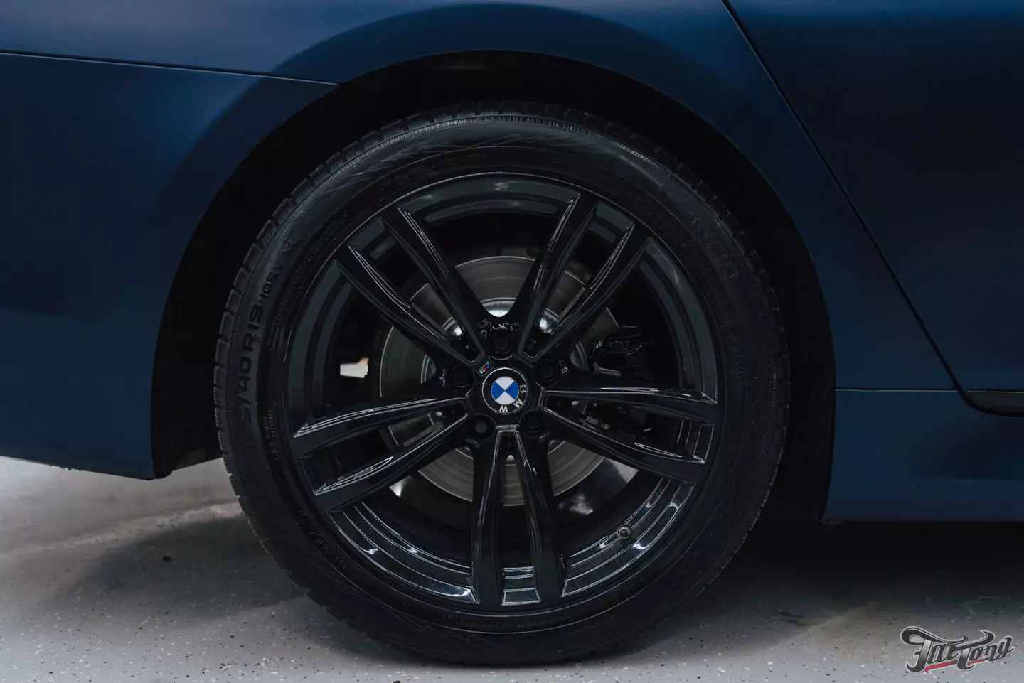 Оклейка BMW 7 в матовый винил и полиуретан. Антихром, окрас дисков и суппортов. Детейлинг